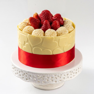 Bolo de aniversário Brigadeiro Belga Branco e Morango