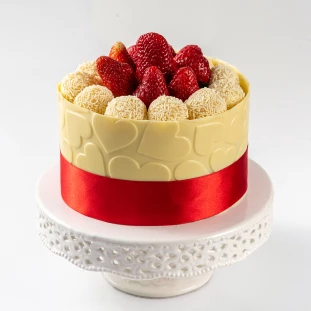 Bolo de aniversário Brigadeiro Belga Branco e Morango