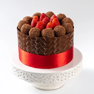 Bolo de aniversário Brigadeiro Belga Ao Leite e Morango